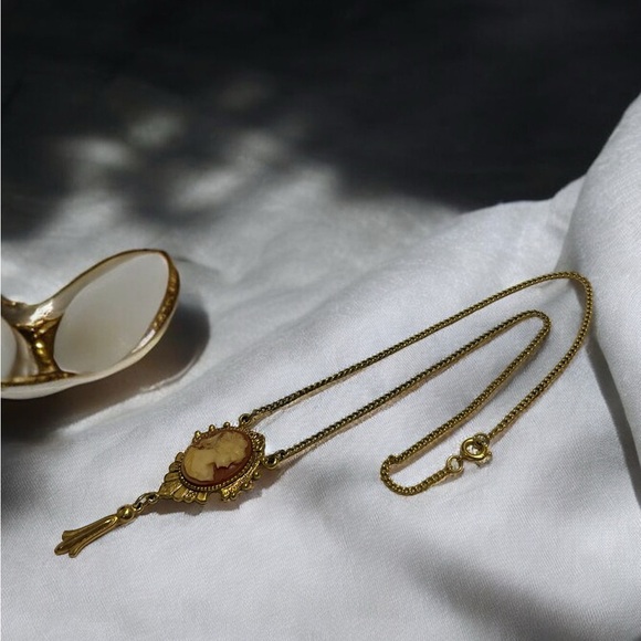 Vintage ART Arthur Pepper Gold Tone Resin Cameo Necklace 15” - Picture 6 of 10